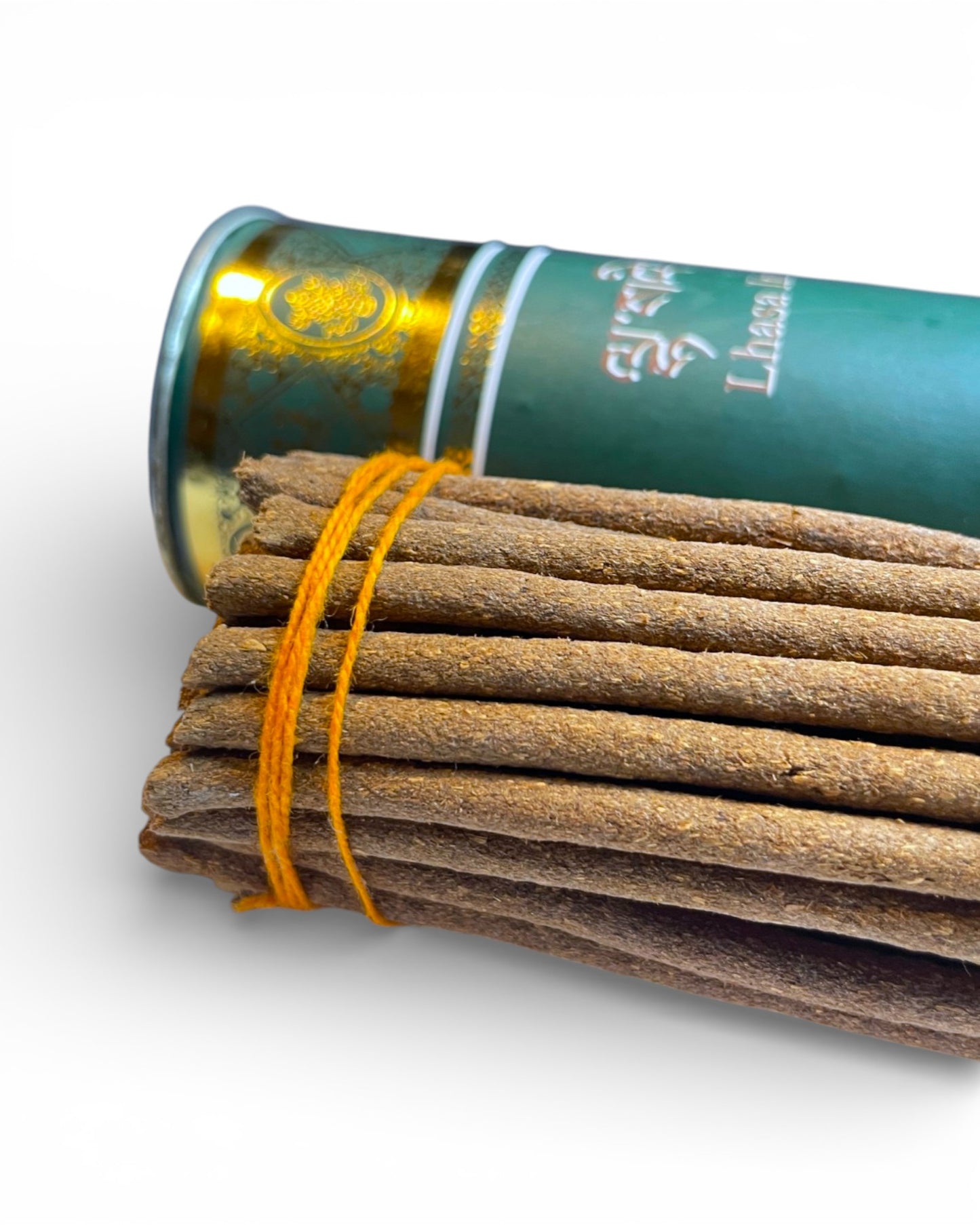 Nahaufnahme der handgefertigten Lhasa Raeucherstaebchen mit gelbem Band - Himalaya Tradition