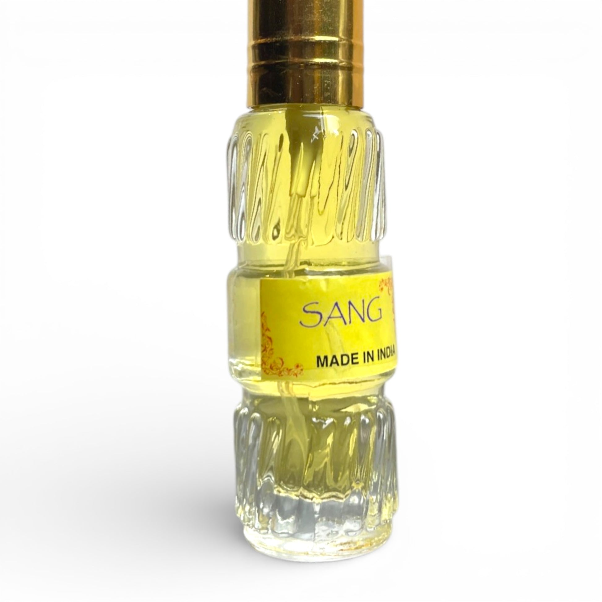 Nahaufnahme der strukturierten Glasflasche des SANG Parfuem Sprays mit gelber Fluessigkeit Made in India