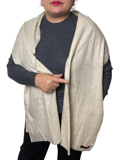 „Natural Sand“ – Handgewebter Kaschmir-Schal aus Nepal  überhang