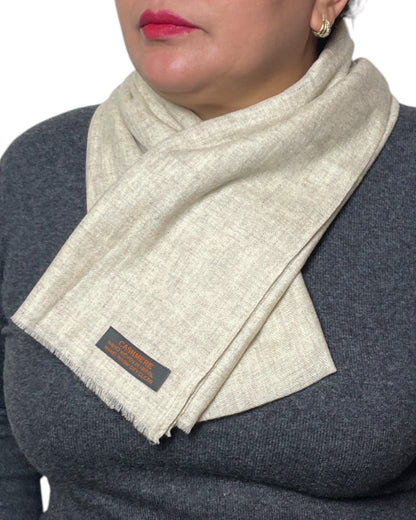 „Natural Sand“ – Handgewebter Kaschmir-Schal aus Nepal gefalten