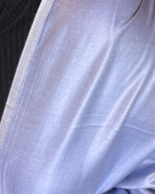 Original wendbarer Seidenschal aus Indien in Lavendelblau, elegantes Seidentuch für Damen und Herren nahe