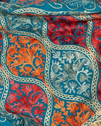 Ornamentales Stickmuster handgefertigt auf Schal
