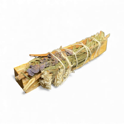 Palo Santo Räucherbündel mit Kräutern nahe