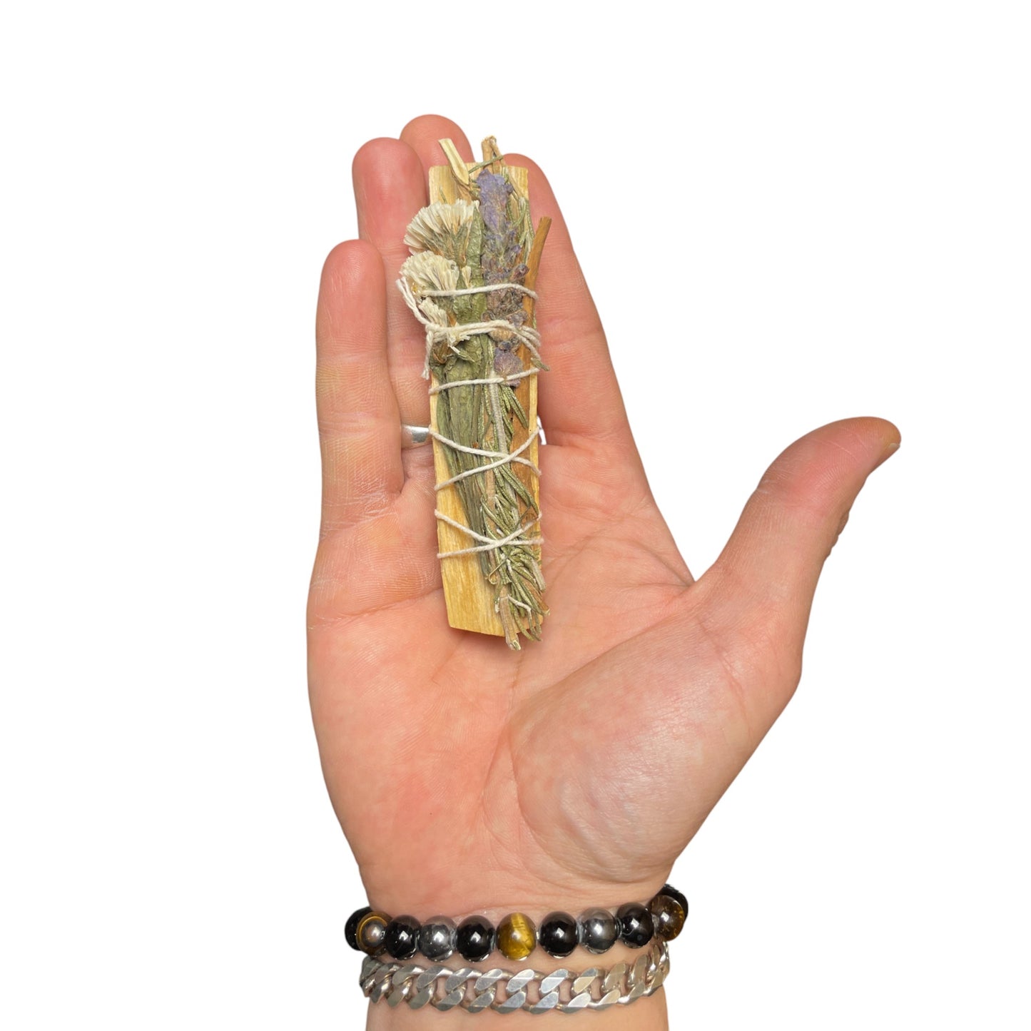 Palo Santo Räucherbündel mit Kräutern vorne Hand