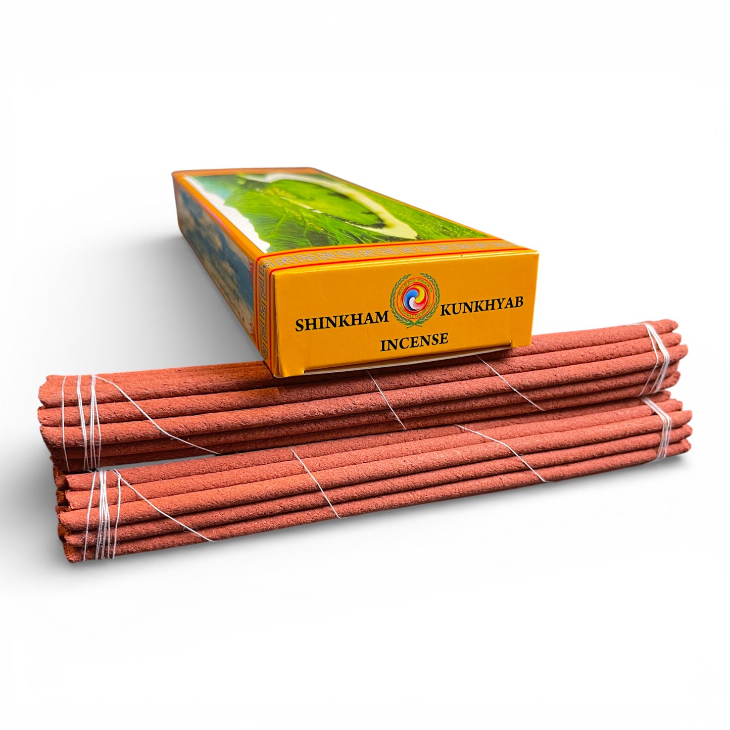 Produktpräsentation: Geöffnete Packung Shinkham Kunkhyab Incense mit den enthaltenen Räucherbündeln.