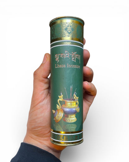 Produktpraesentation Lhasa Raeucherstaebchen in der Hand gehalten - Himalaya Vibes Bern