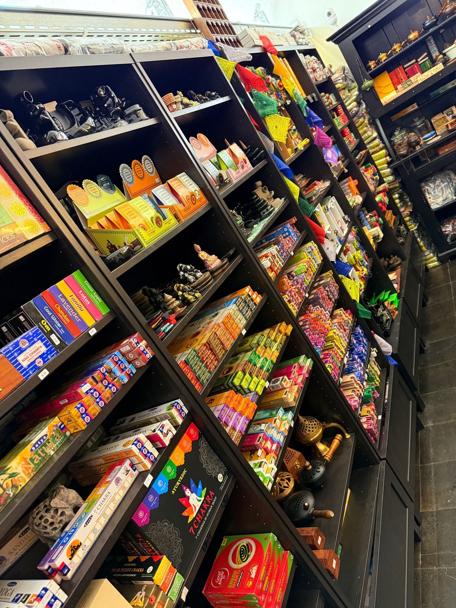 Räucherstäbchen indisch und tibetisch und gebetsfahnen Himalaya Vibes Bern