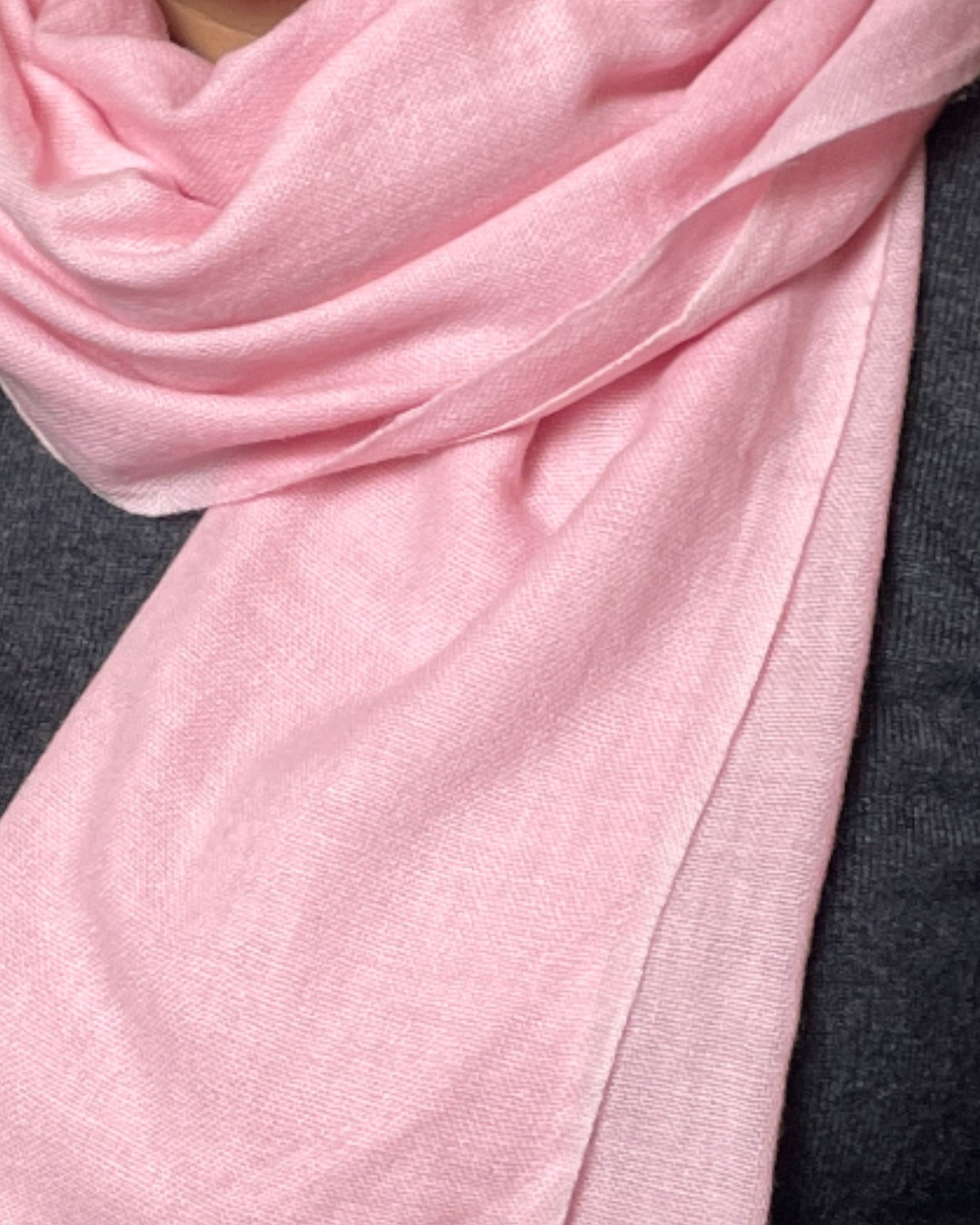 „Rose Veil“ – Handgewebter Kaschmir-Schal aus Nepal Stoff