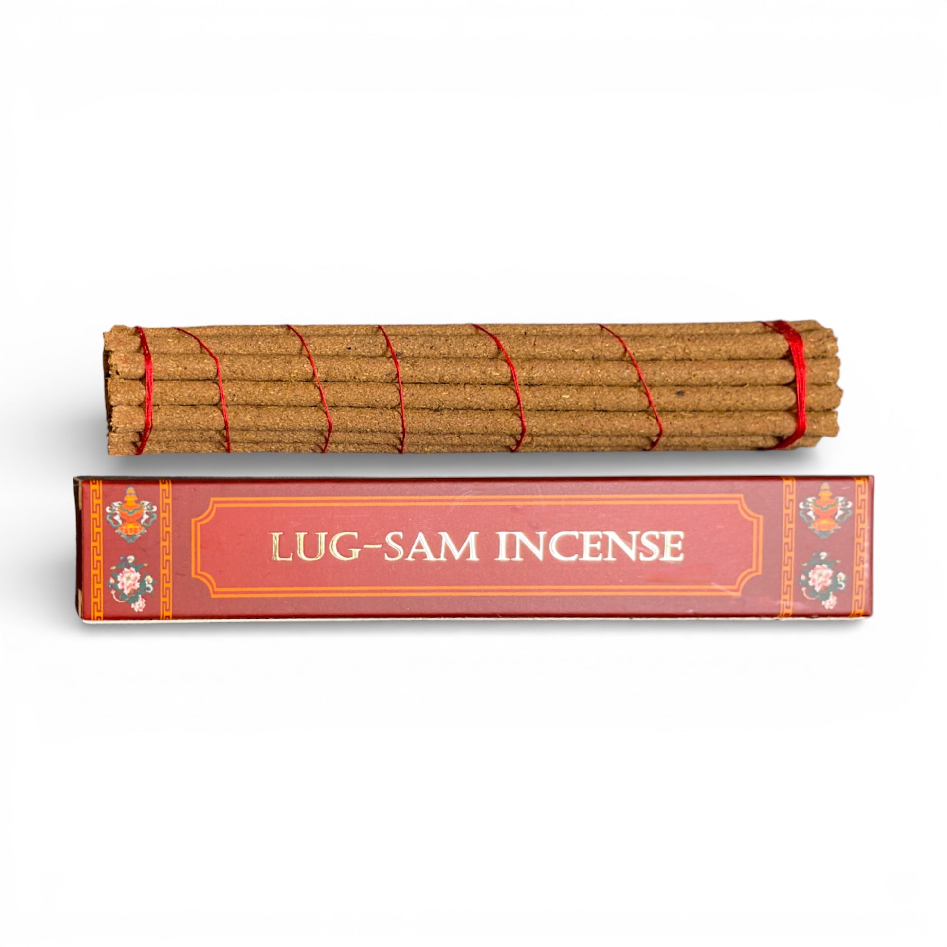 Rote Verpackung von Lug-Sam Incense mit einem Bündel brauner, mit rotem Faden umwickelter Räucherstäbchen.