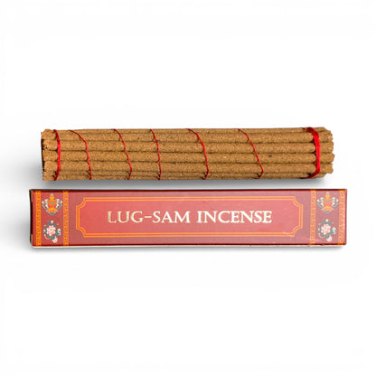 Rote Verpackung von Lug-Sam Incense mit einem Bündel brauner, mit rotem Faden umwickelter Räucherstäbchen.