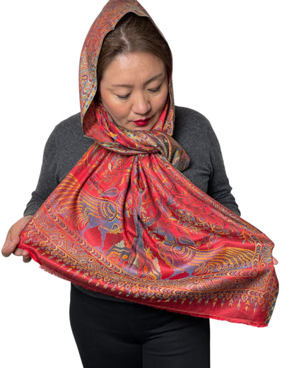 Roter Paisley Schal mit Pfauen- und Blumenmustern