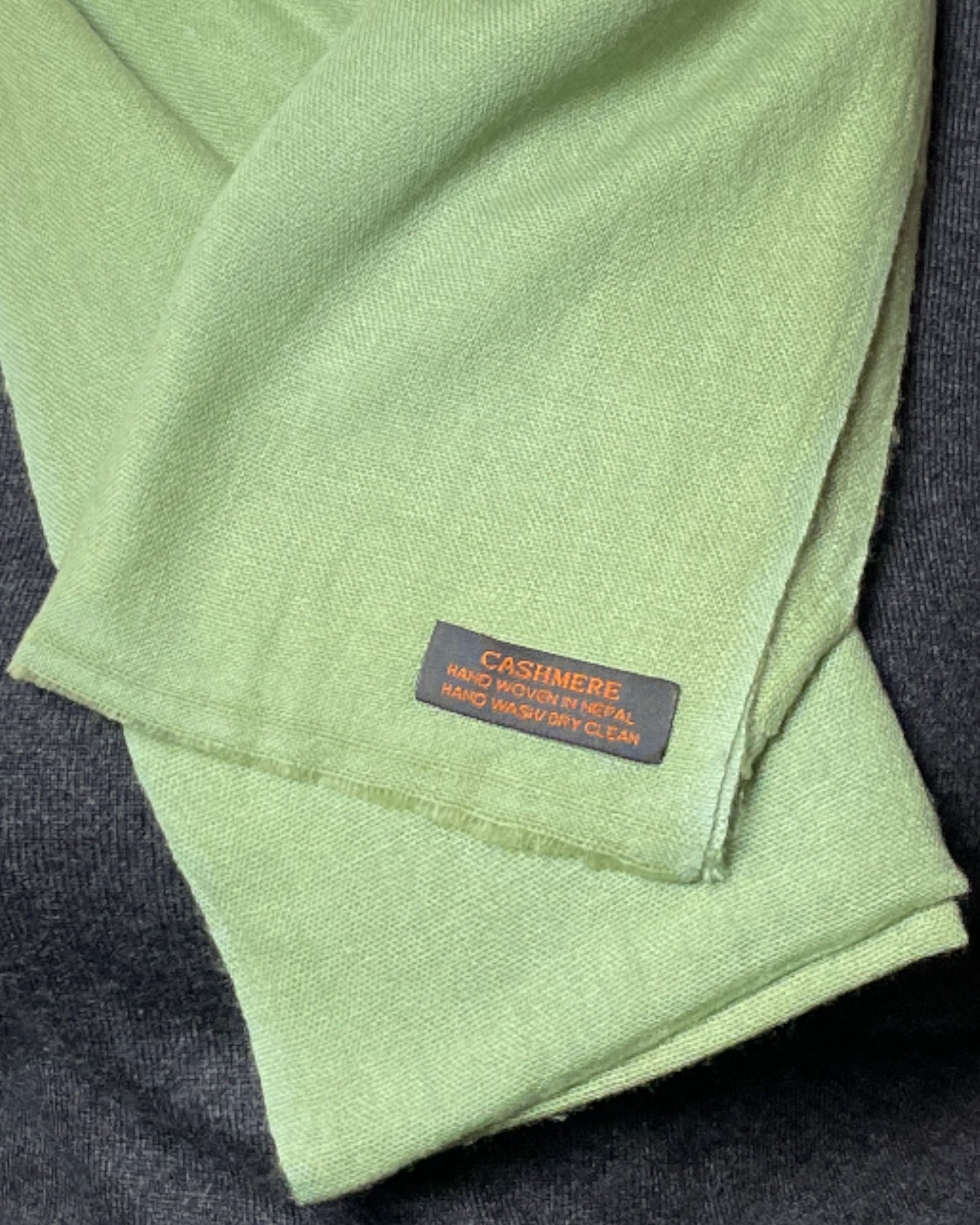 „Sage Whisper“ – Handgewebter Kaschmir-Schal aus Nepal Label