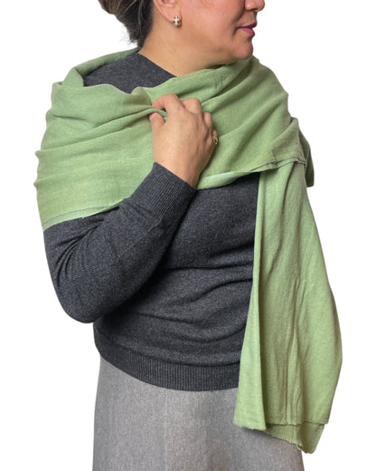 „Sage Whisper“ – Handgewebter Kaschmir-Schal aus Nepal Umhang