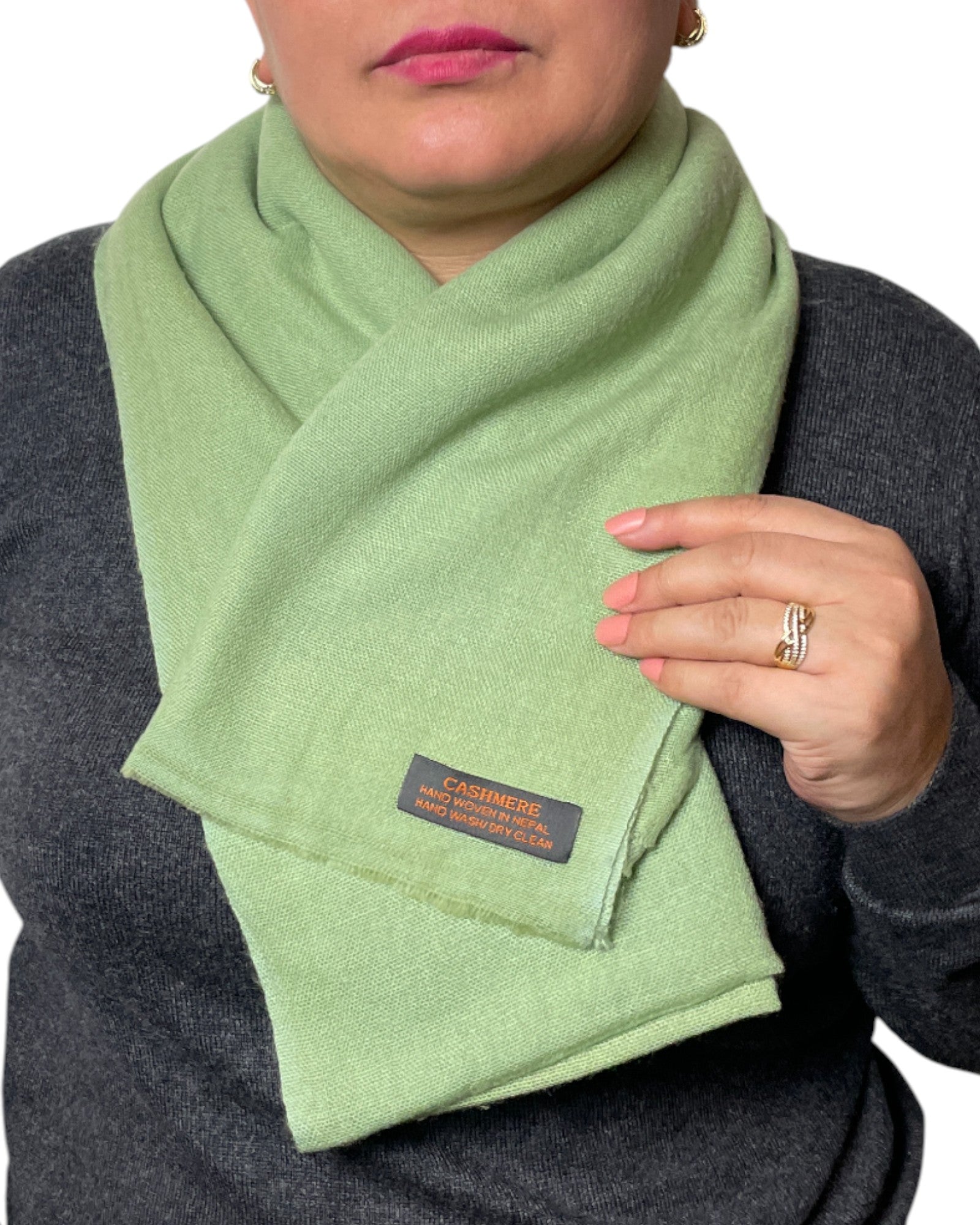 „Sage Whisper“ – Handgewebter Kaschmir-Schal aus Nepal gefaltet