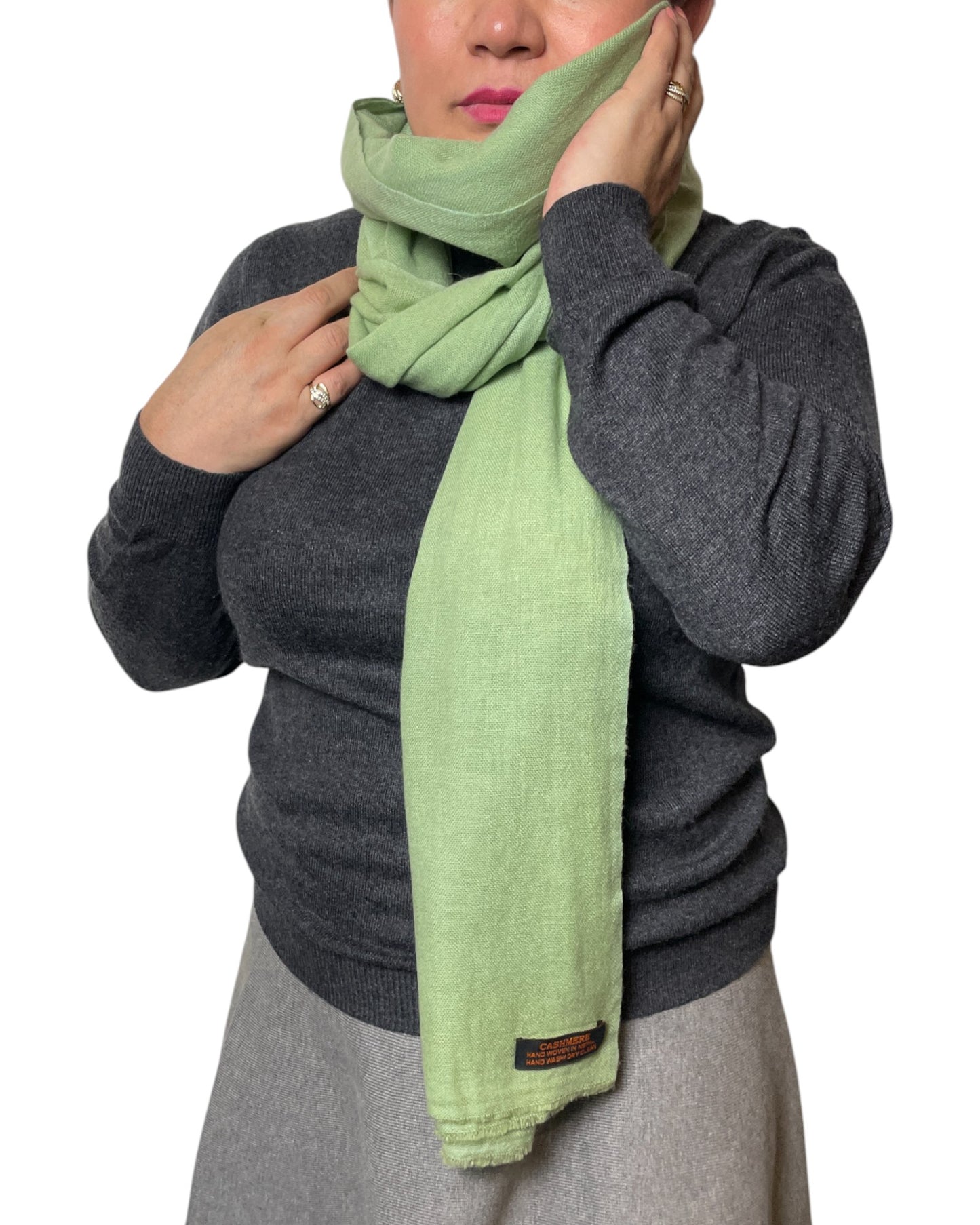 „Sage Whisper“ – Handgewebter Kaschmir-Schal aus Nepal warm