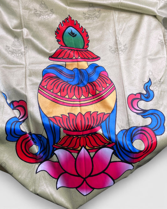 Samtvorhang Potala Collection Schatzvase Kalasha Motiv Nahaufnahme auf hellem Samtstoff