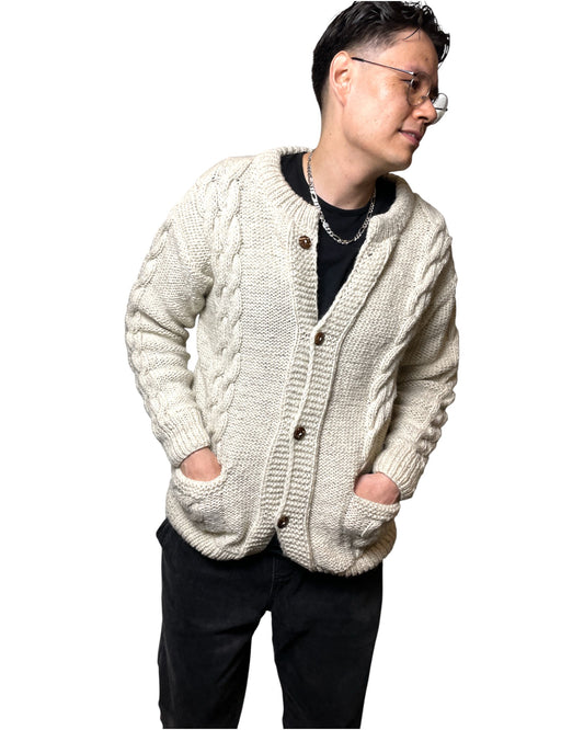 „Sangachok“ – Handgestrickter Nepal-Cardigan vorne
