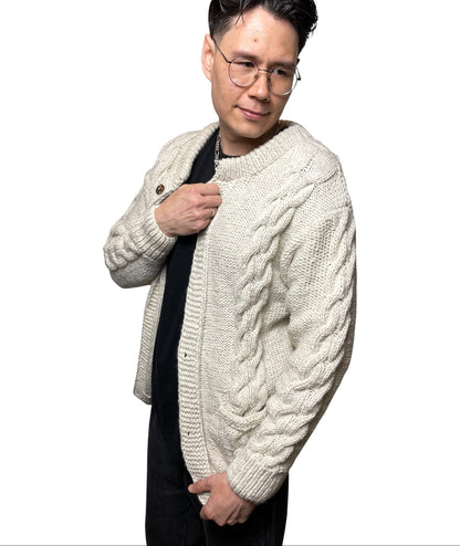 „Sangachok“ – Handgestrickter Nepal-Cardigan vorne seite