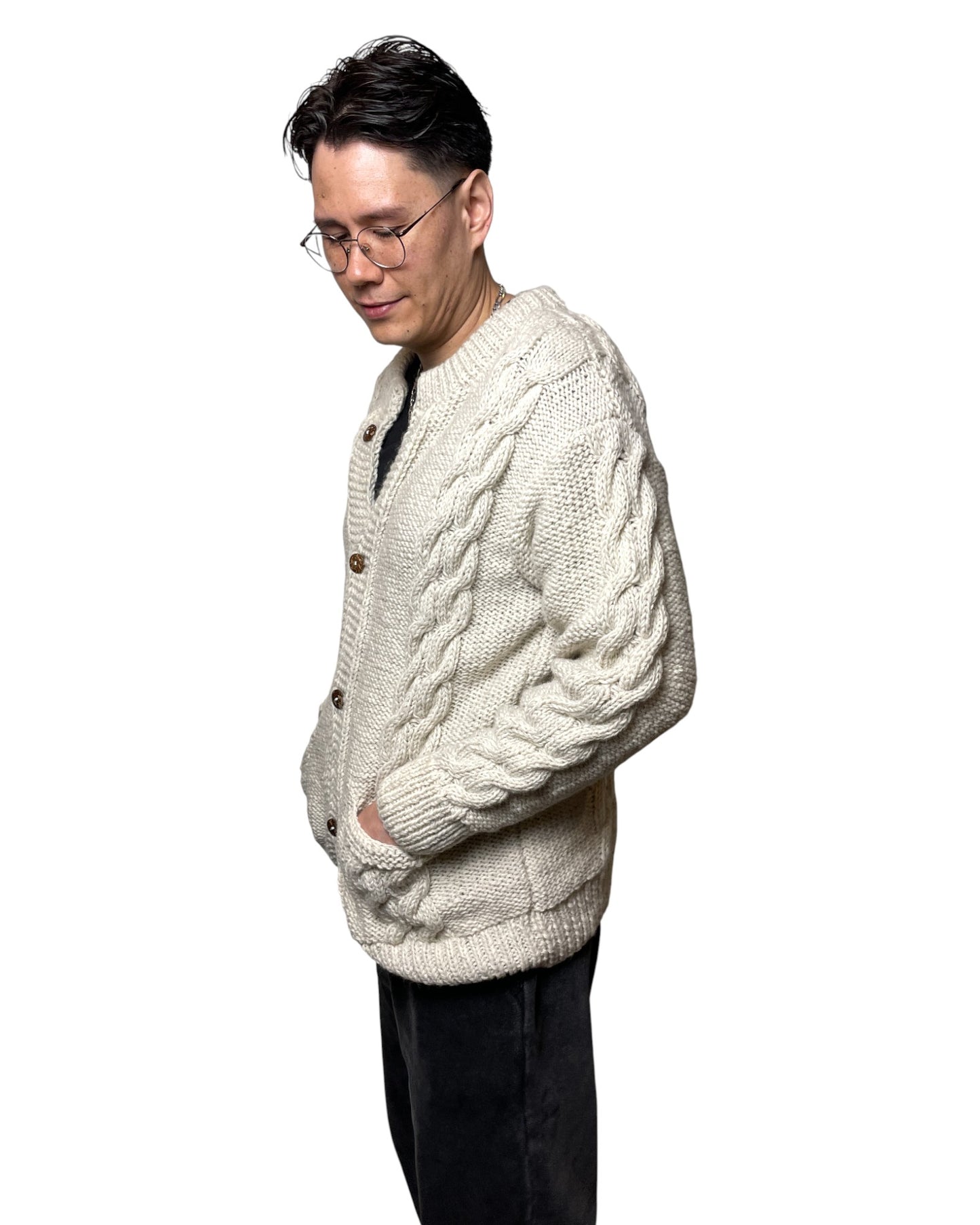 „Sangachok“ – Handgestrickter Nepal-Cardigan vorne warm