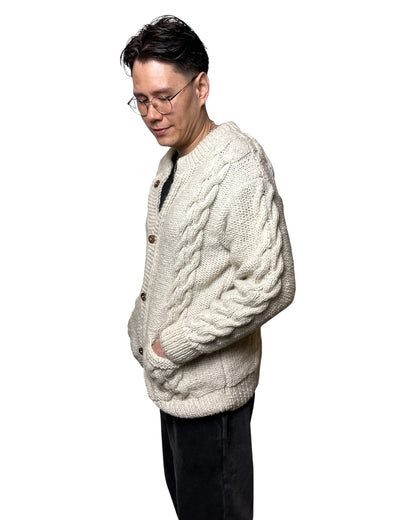 „Sangachok“ – Handgestrickter Nepal-Cardigan vorne warm