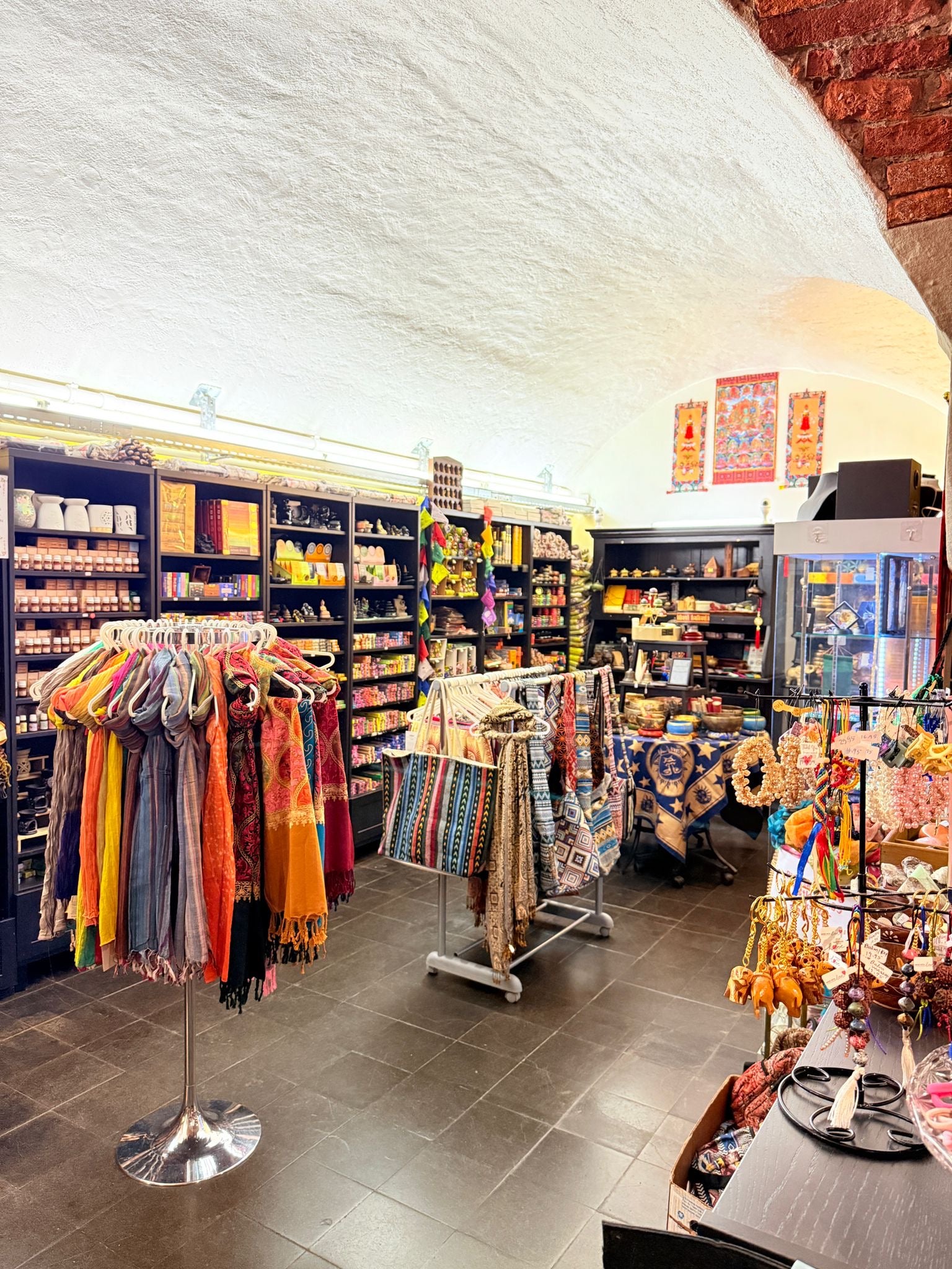 Schals Taschen Deko Duftöl Essential yoga Kissen Rucksäcke Bauchtaschen Beutel Edelsteine Mineralien Kassenpult Himalaya Vibes Bern – Tibet Laden & Online Shop in der Schweiz