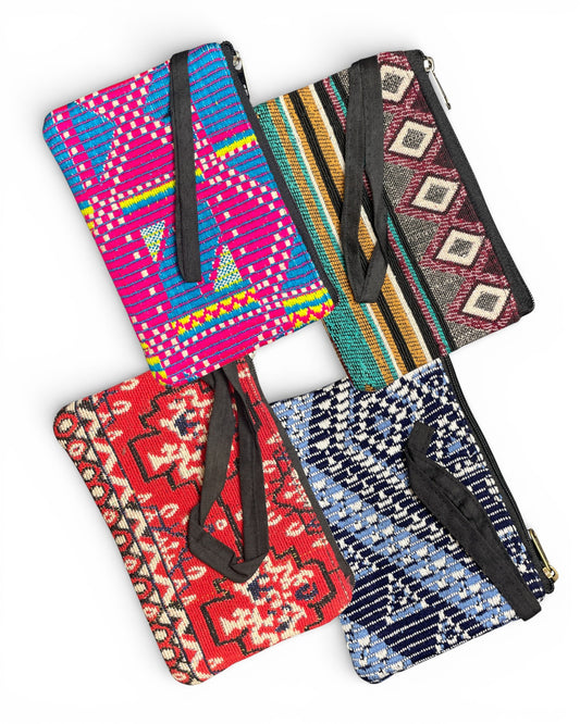 Set aus vier verschiedenen gewebten Ethno-Taschen in leuchtenden Farben und traditionellen Mustern – Himalaya Vibes Bern.