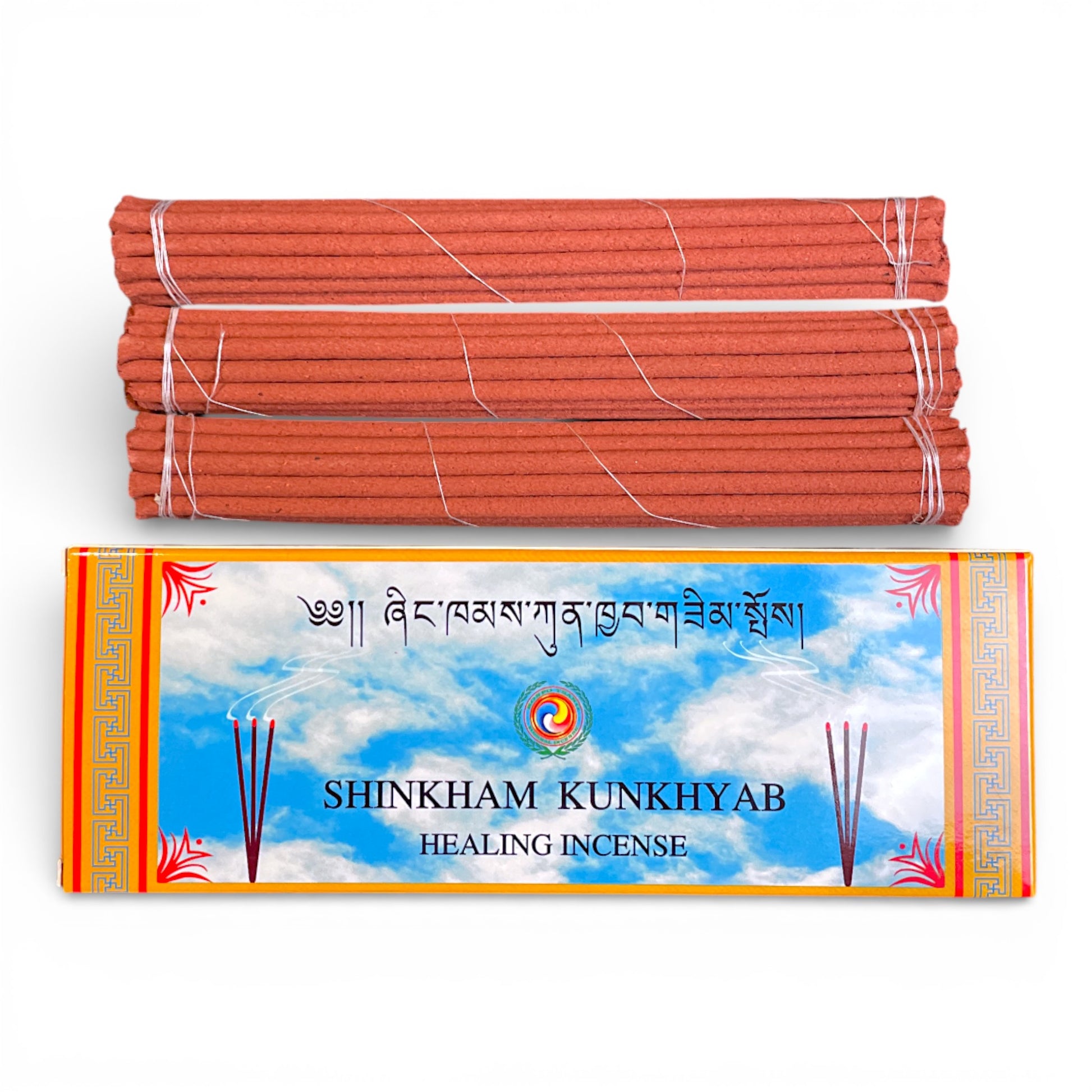 Shinkham Kunkhyab Healing Incense Packung mit drei Bündeln rötlicher, handgemachter Räucherstäbchen.
