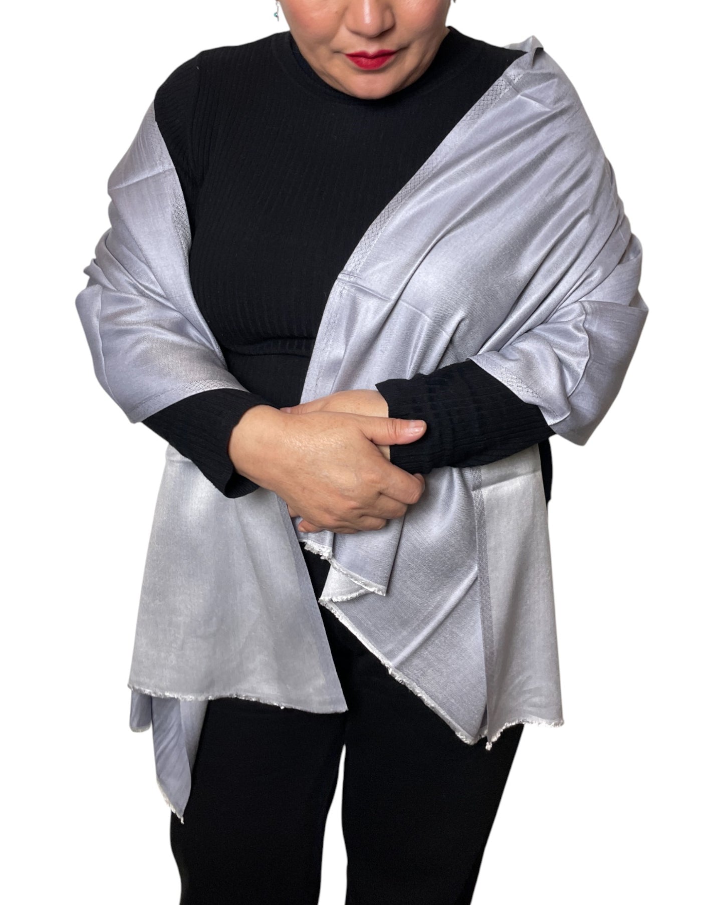Silbergrauer Seidenschal als Stola über den Schultern