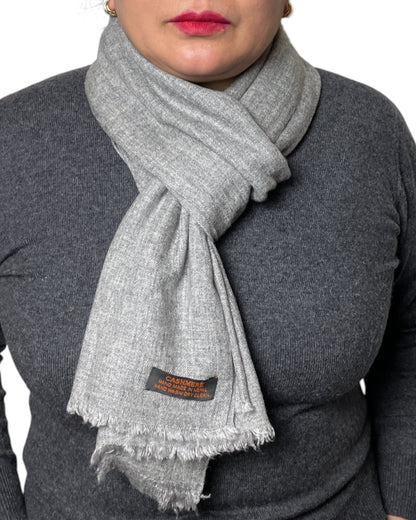 „Silver Mist“  – Handgewebter Kaschmir-Schal aus Nepal Knoten