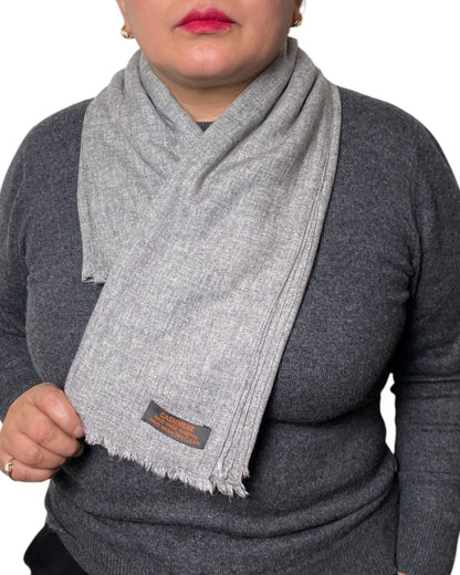 „Silver Mist“  – Handgewebter Kaschmir-Schal aus Nepal gefalten