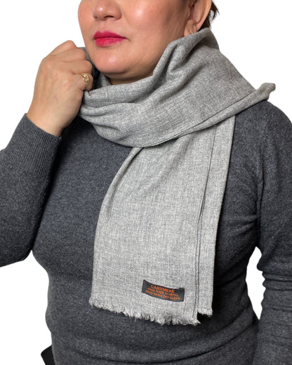 „Silver Mist“  – Handgewebter Kaschmir-Schal aus Nepal umschwungen