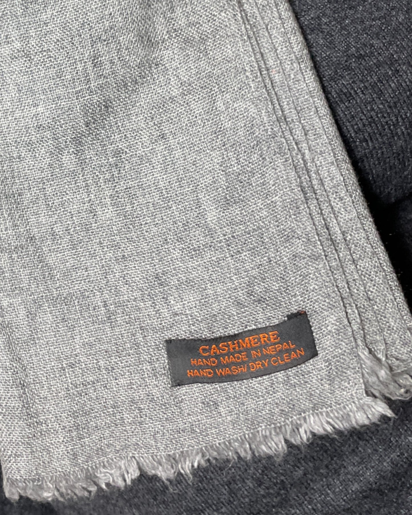 „Silver Mist“  – Handgewebter Kaschmir-Schal aus Nepal warm label