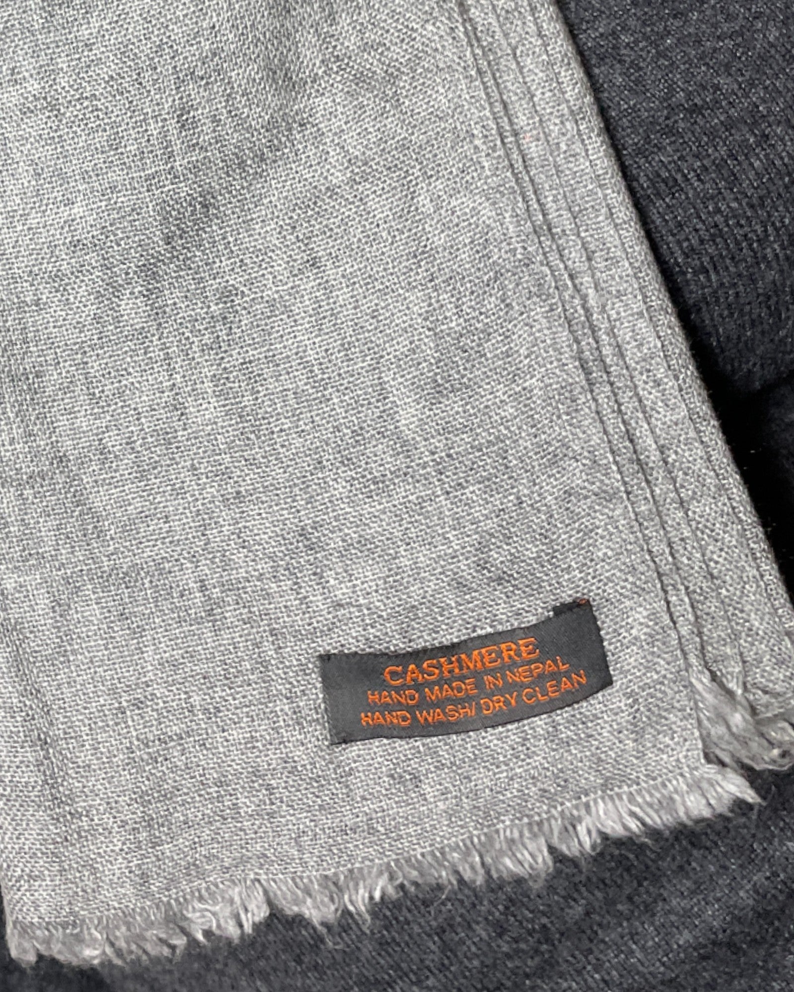 „Silver Mist“  – Handgewebter Kaschmir-Schal aus Nepal warm label