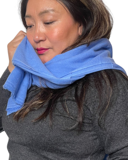 „Sky Blue Essence“ – Handgewebter Kaschmir-Schal aus Nepal Titel fein