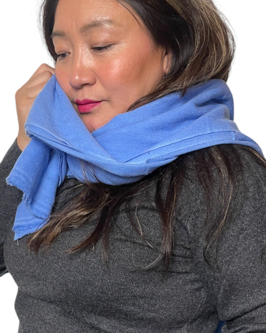 „Sky Blue Essence“ – Handgewebter Kaschmir-Schal aus Nepal Titel fein