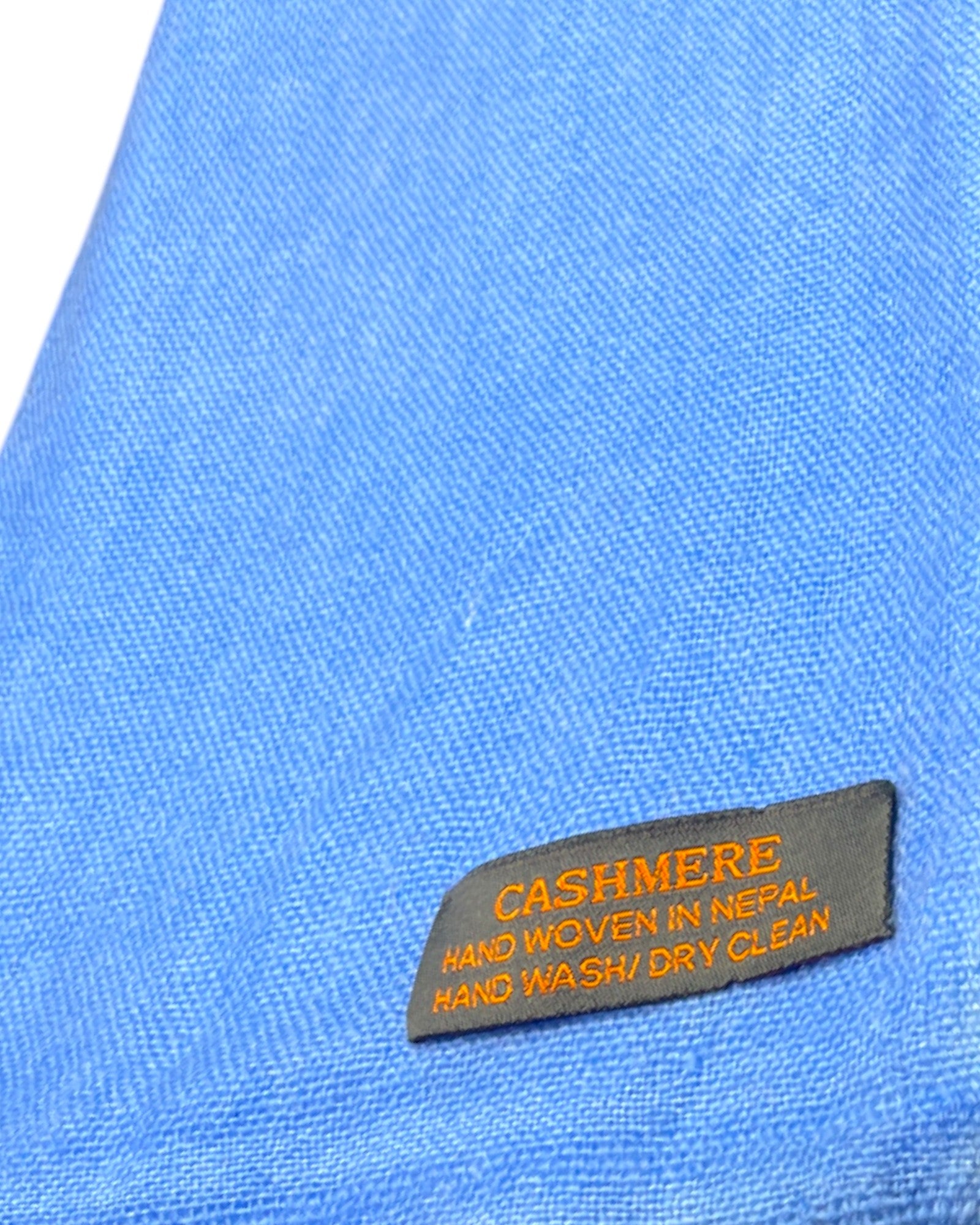 „Sky Blue Essence“ – Handgewebter Kaschmir-Schal aus Nepal Titel nahe