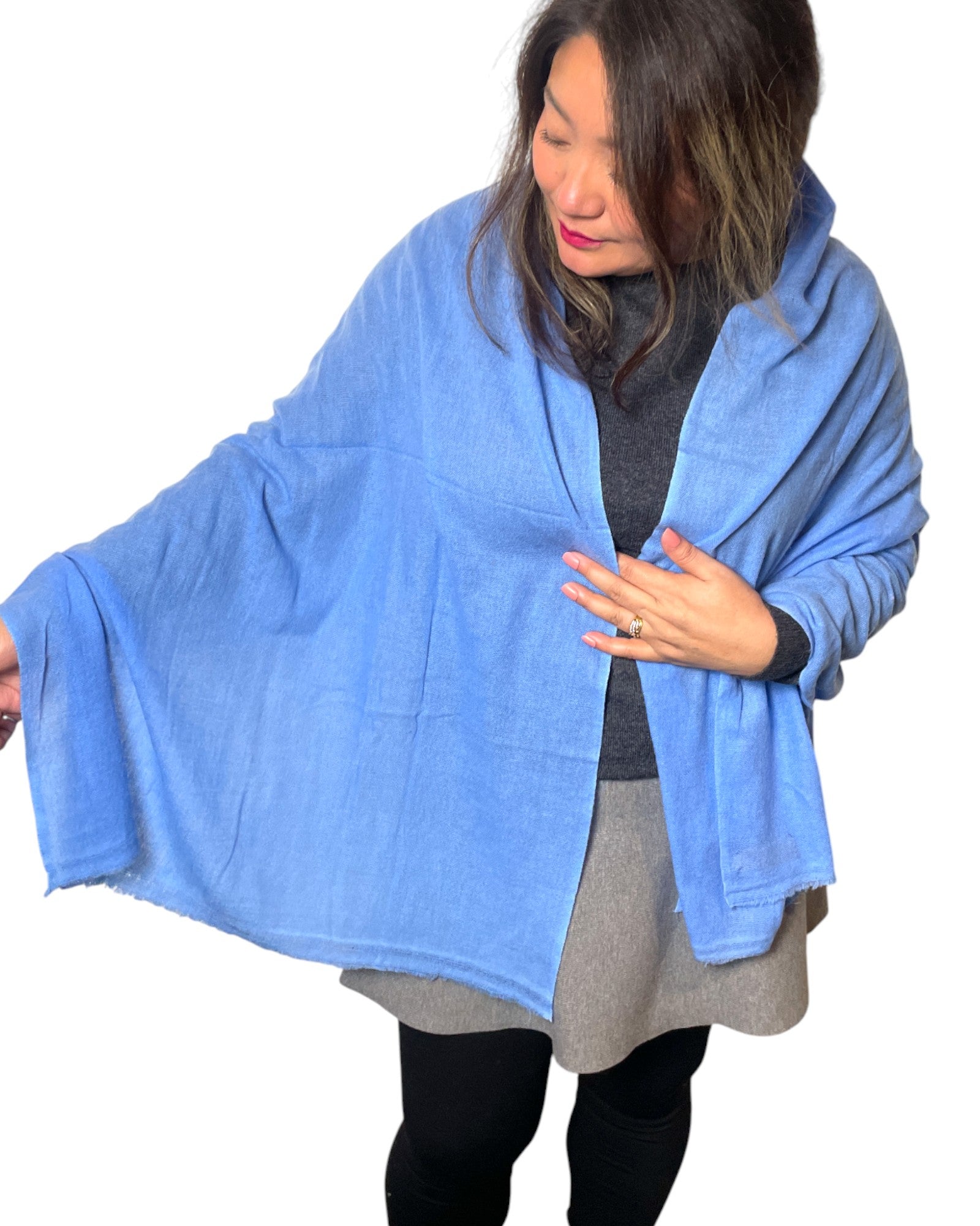 „Sky Blue Essence“ – Handgewebter Kaschmir-Schal aus Nepal umhang