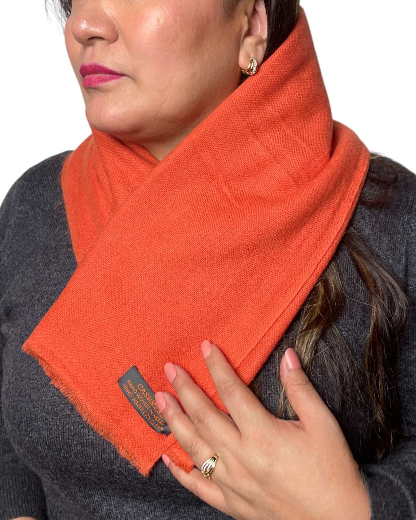 „Solar Ember“ – Handgewebter Kaschmir-Schal aus Nepal gefalten