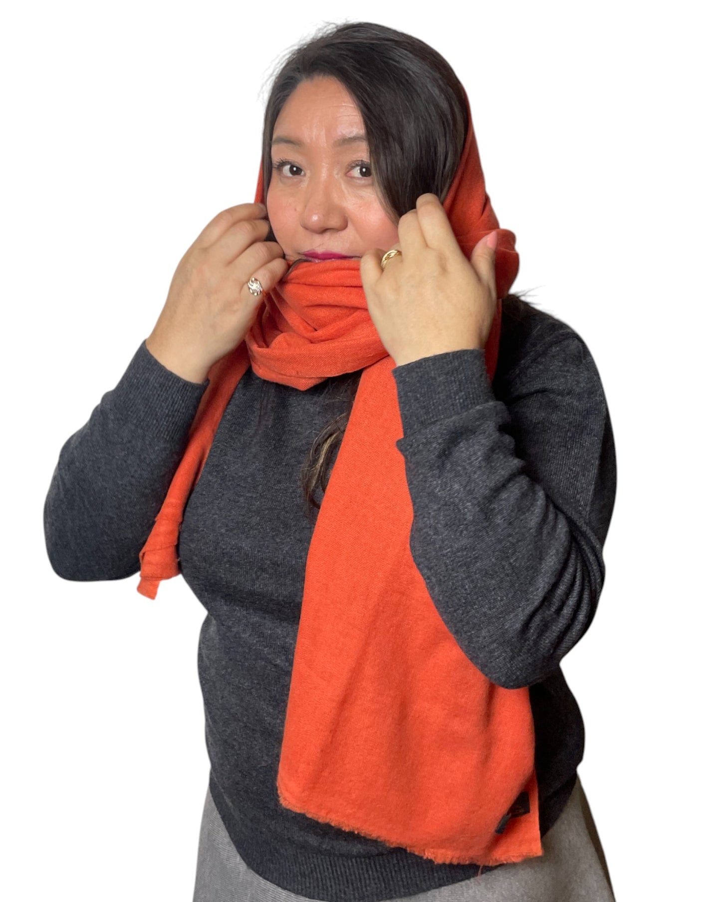 „Solar Ember“ – Handgewebter Kaschmir-Schal aus Nepal im Kopf