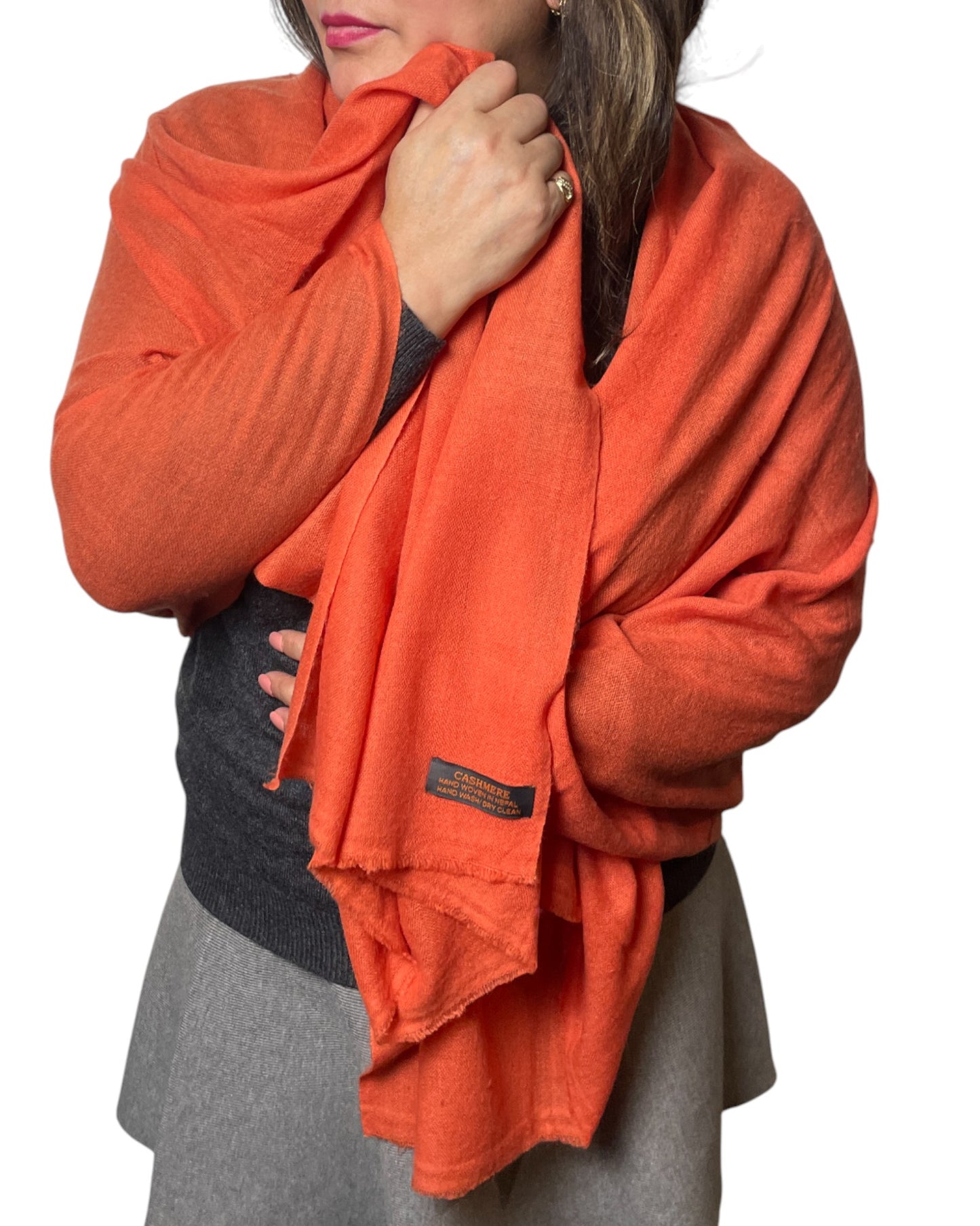 „Solar Ember“ – Handgewebter Kaschmir-Schal aus Nepal im Umhang