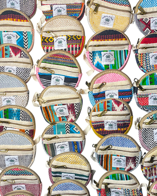 Sortiment verschiedener runder Hanf-Taschen als zufaellige Unikate im Tibet Laden in Bern