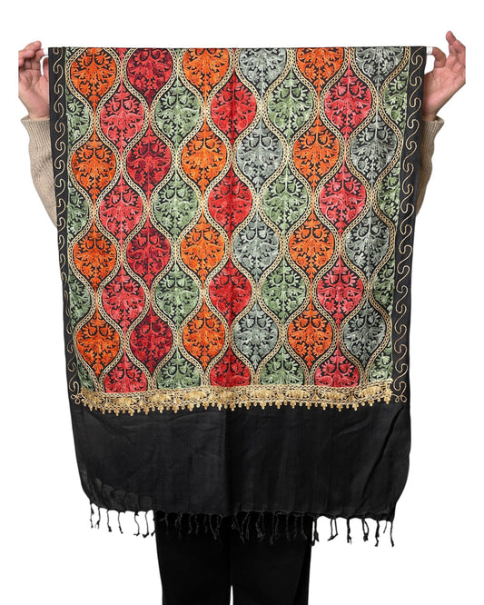 Stickerei Detail: Florale Stickerei Velvet Ember Embroidery auf schwarzem Grund
