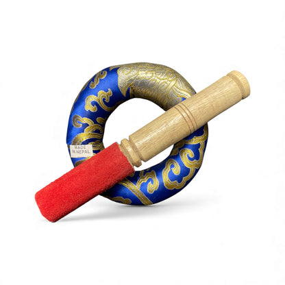 Tibetische Klangschale mit Om-Symbol 15 cm Ø Schläger und Kissen
