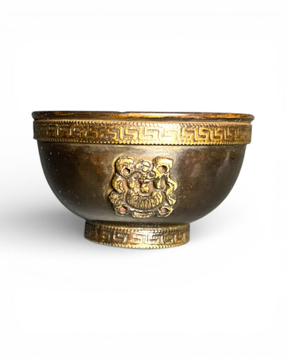 Tibetische Kupfer-Räucherschale – Ritualobjekt mit Glückssymbolen Mittel Das Siegesbanner (Dhvaja) 