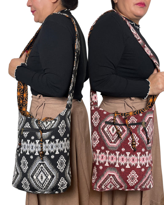 Vergleich der Boho Umhaengetaschen in Schwarz und Rot mit traditionellen Mustern im Himalaya Vibes Online Shop.