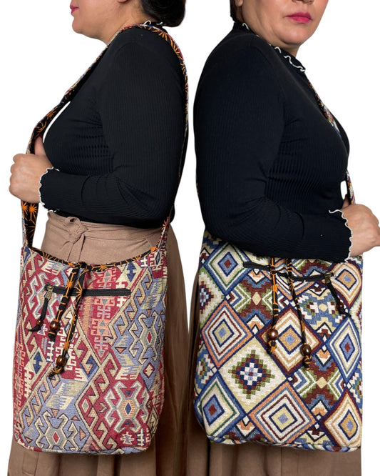 Vergleichsansicht beider Varianten: Die rote und blaue Boho Stofftasche im Einsatz bei Himalaya Vibes Bern.