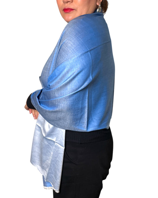 Wendbarer Seidenschal aus Indien in Himmelblau mit silbrigem Glanz, feiner Rautenbordüre und kurzen Fransen