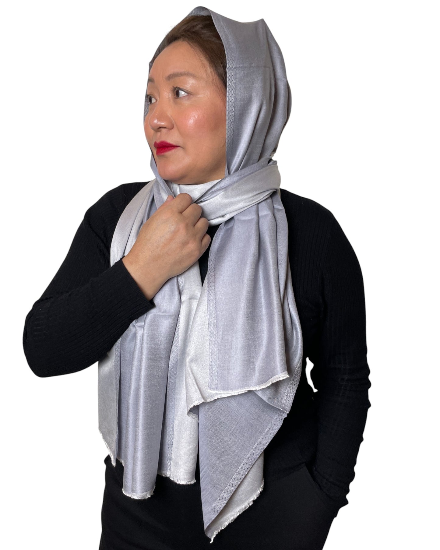 Wendbarer Seidenschal silbergrau als Kopfbedeckung