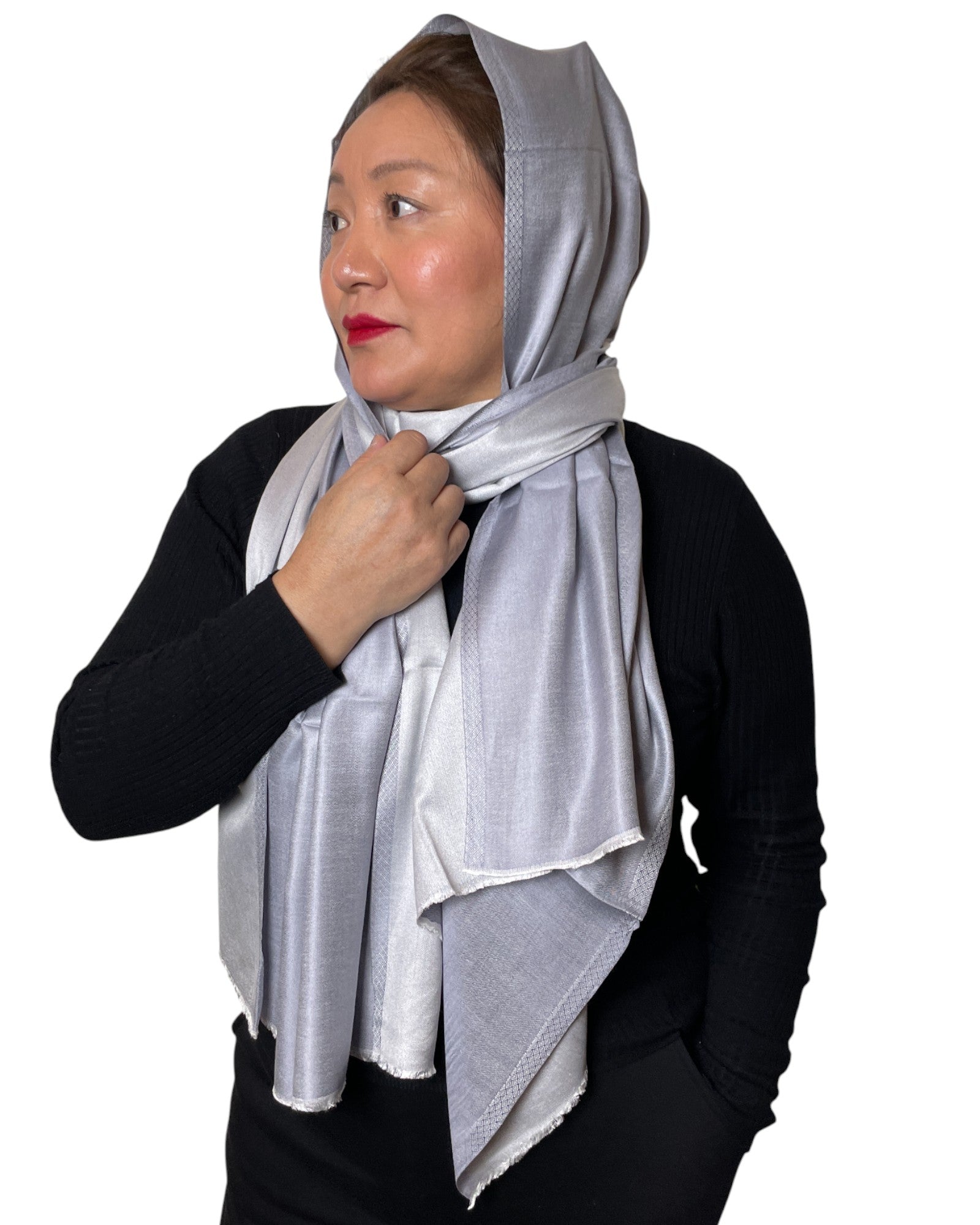 Wendbarer Seidenschal silbergrau als Kopfbedeckung