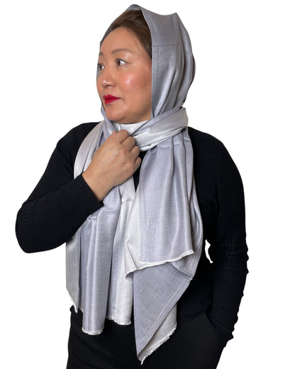 Wendbarer Seidenschal silbergrau als Kopfbedeckung